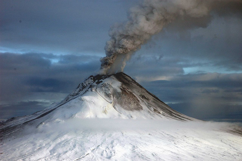 Illustration for article titled The Terrible Beauty of Volcanic Eruptions and Lava Flows